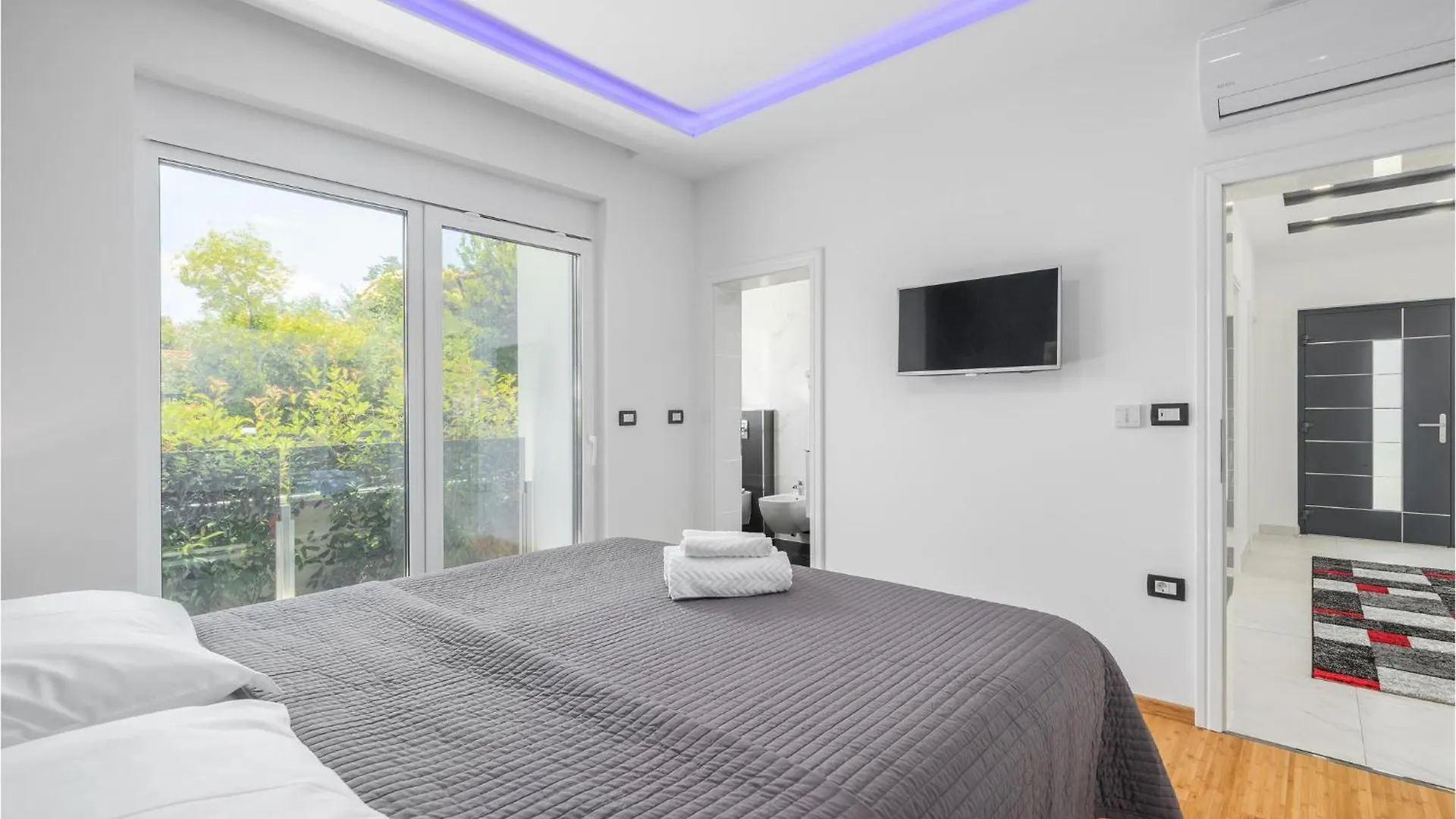 Gorgeous Home In Porec With Outdoor Swimming Pool בית נופש